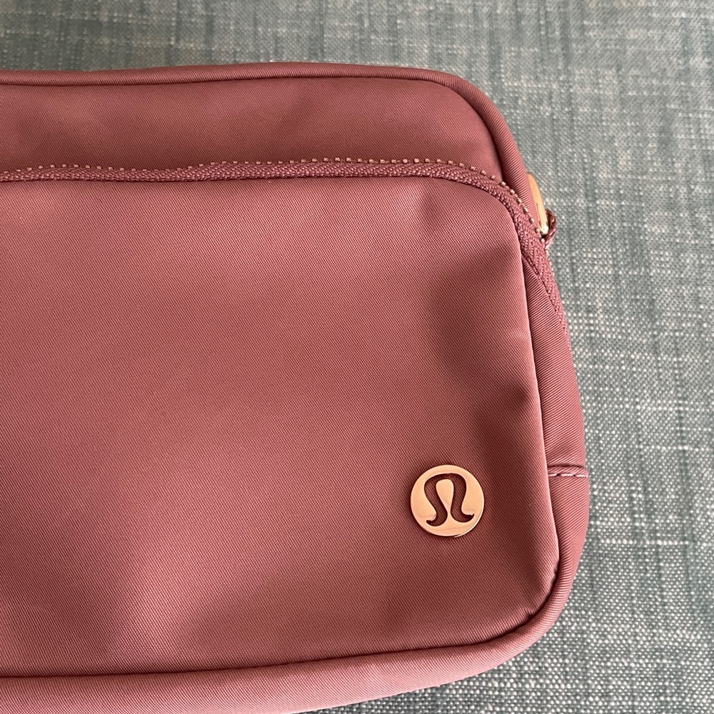 NWT-lululemon athletica mauve-pink crossbody bag with rose gold logo - Picture 5 of 11